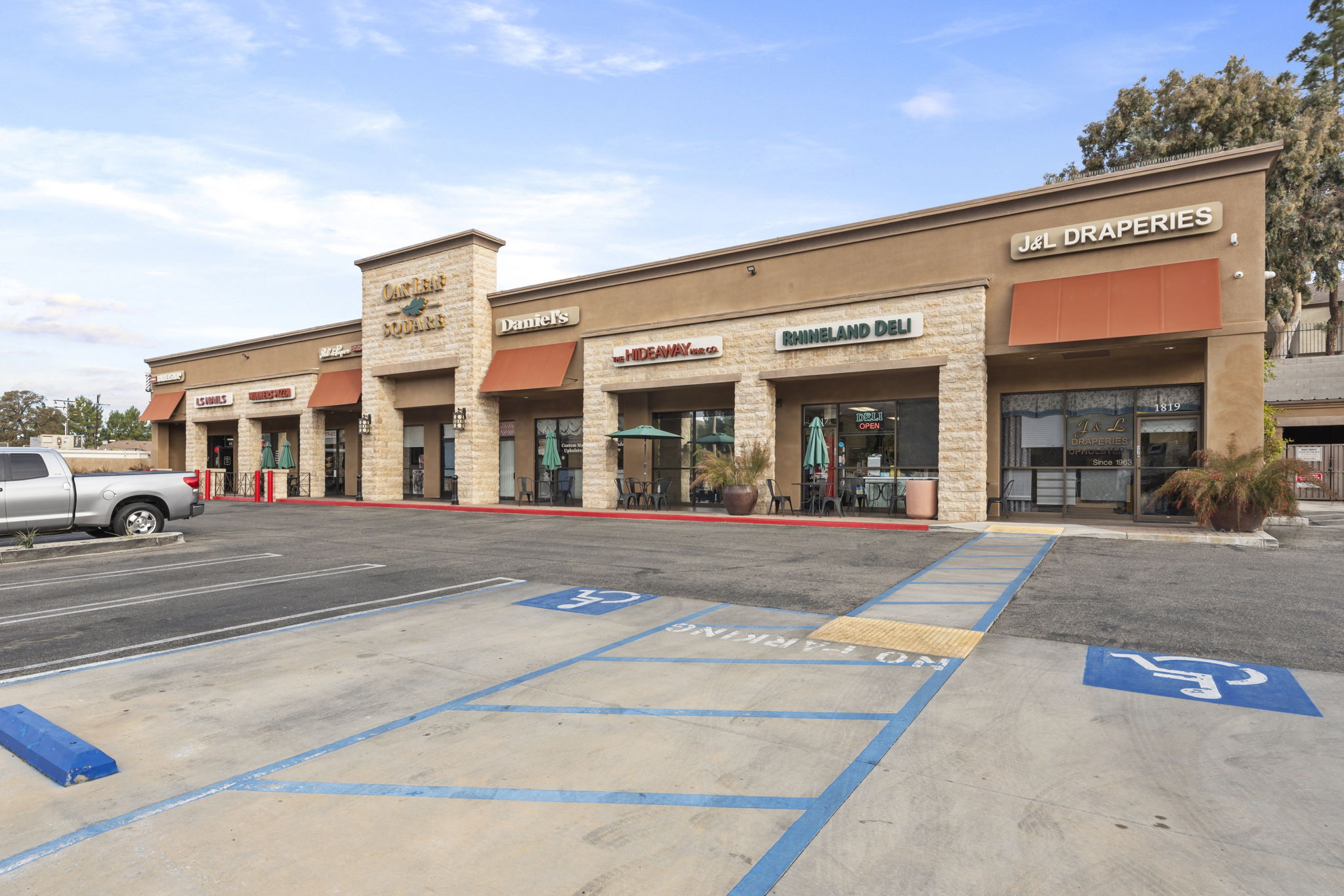 Oak Leaf Square storefronts